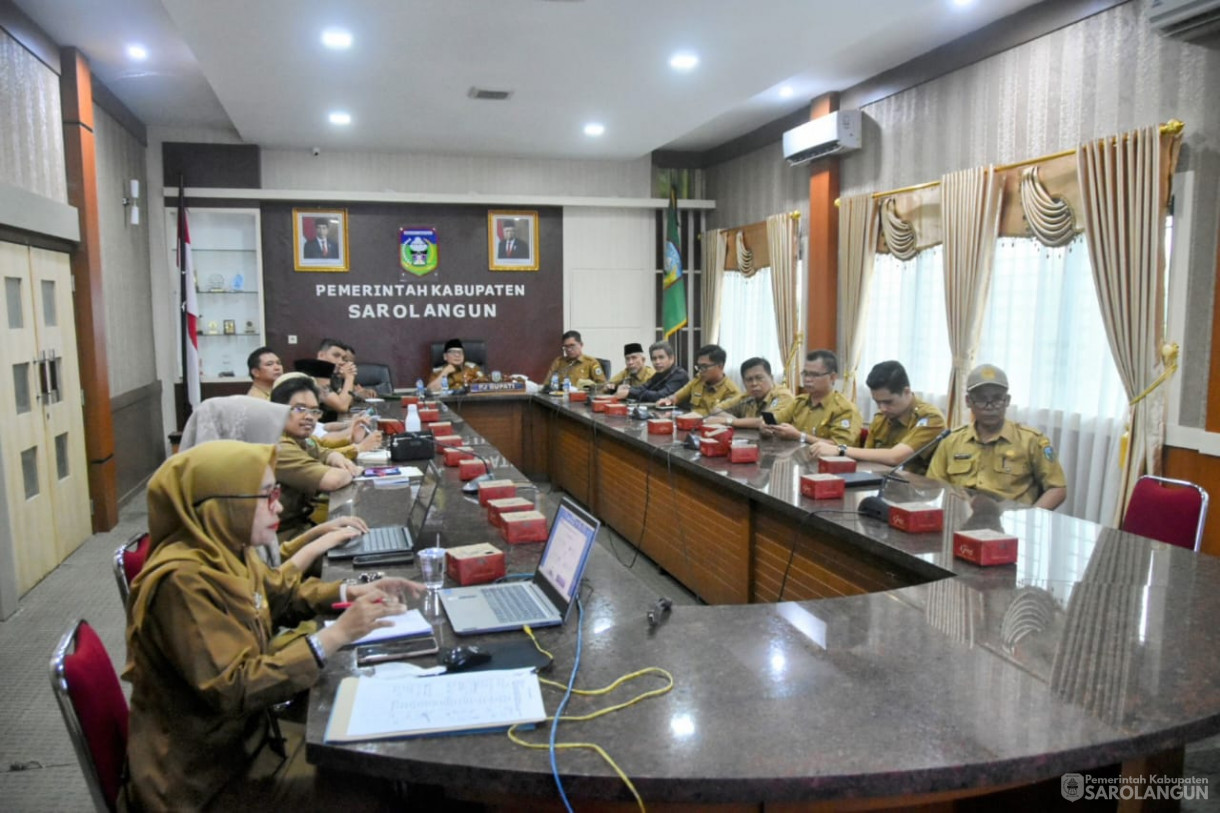 5 Februari 2024 - Rapat TPID Via Zoom Meeting Di Ruang Pola Utama Kantor Bupati Sarolangun