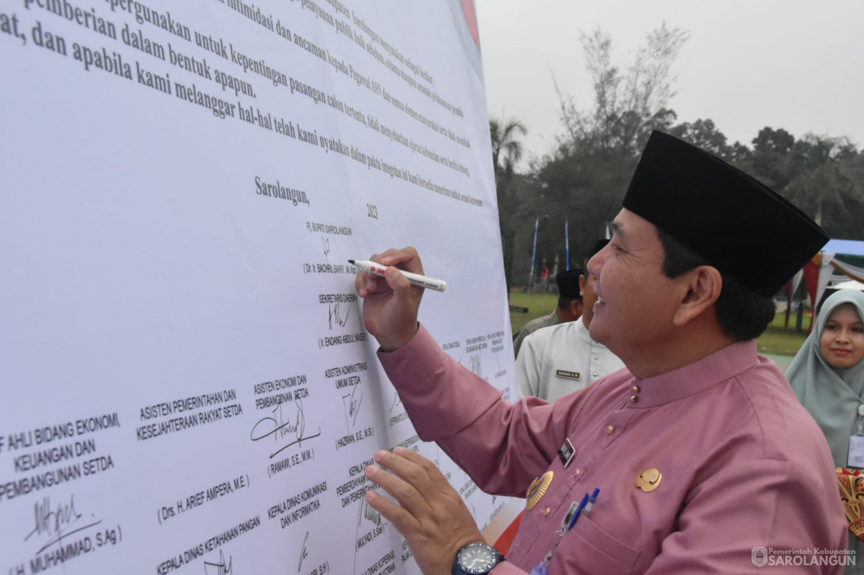 21 Agustus 2023 - Penjabat bupati Sarolangun Dr. Ir. Bachril Bakri, M.App, Sc Memimpin Apel Gabungan, Dilanjutkan Penandatanganan Pasti Integritas ASN dan Penyerahan Hadiah Lomba Peringatan HUT RI ke 78 di Lapangan Gunung Kembang Sarolangun