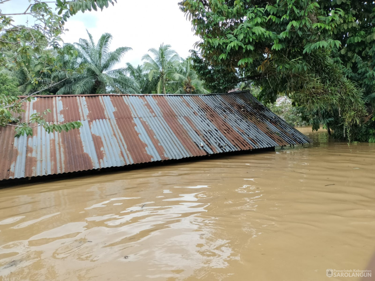 12 Januari 2024 - Meninjau Lokasi Terdampak Banjir Di Desa Teluk Kecimbung Dan Memberikan Bantuan Di Kecamatan Bathin VIII