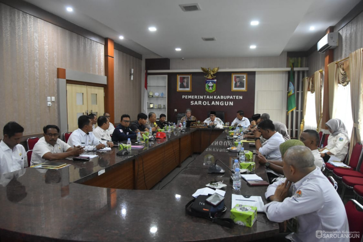 8 November 2023 - Penjabat Bupati Sarolangun Menghadiri Rapat Penanganan Karhutla Dengan Prof. Yosh Azuma Ph. D Dari Universitas Ritsumeikan Jepang di Ruang Pola Utama Kantor Bupati Sarolangun