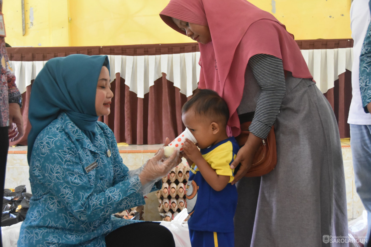 30 Maret 2024 - Penyerahan Bantuan Program Bapak Asuh Anak Stunting Untuk Keluarga Berisiko Stunting Di Kantor Camat Sarolangun