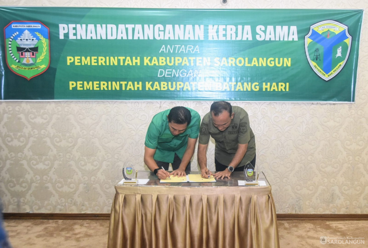 8 Agustu 2025 - Penandatanganan Kerjasama Antara Pemerintah Kabupaten Sarolangun dengan Pemerintah Kabupaten Batanghari di Rumah Dinas Bupati Sarolangun