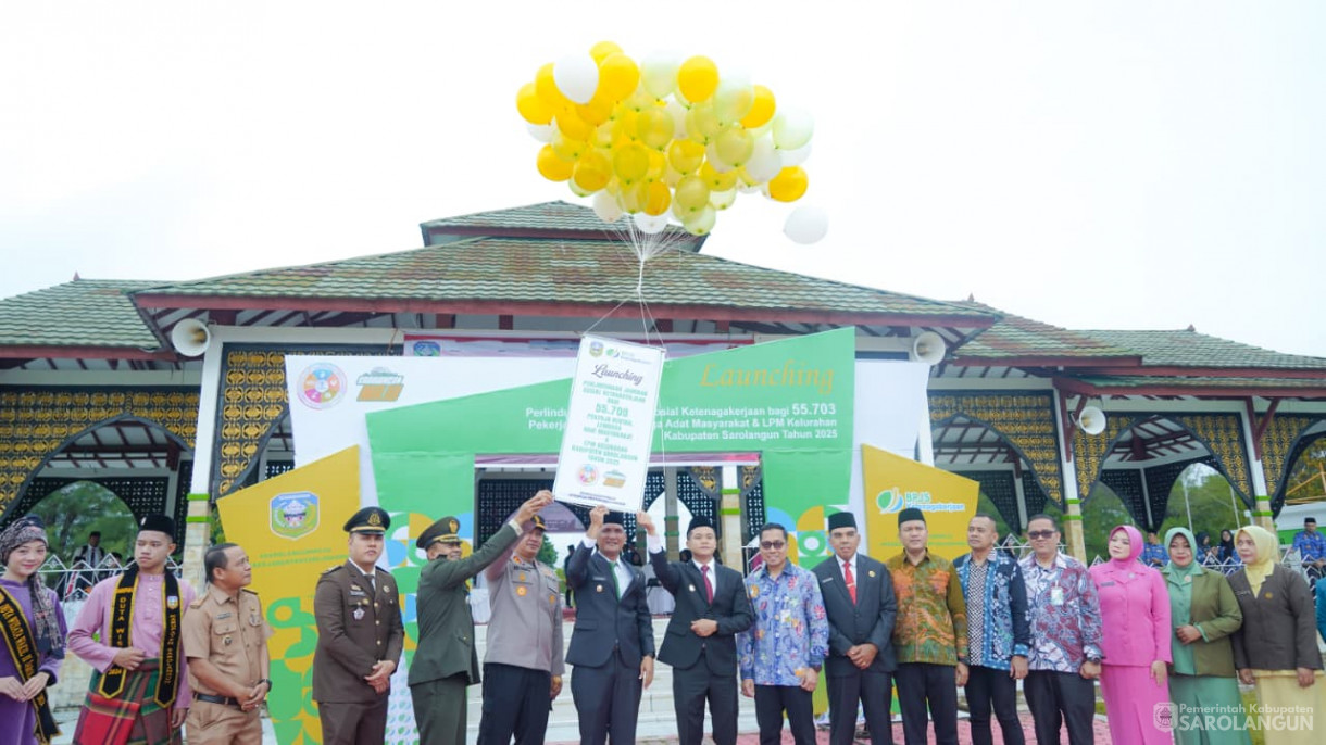 28 Oktober 2025 Upacara Hari Peringatan Sumpah Pemuda Ke 97 Tahun 2025 , Launching Perlindungan Jamsostek Bagi Pekerja Rentan, Lembaga Adat Masyarakat dan LPM Kelurahan dan&nbsp;Penyerahan Satu Unit Truk Sampah Ke Dinas LHD Sarolangun&nbsp;&nbsp;