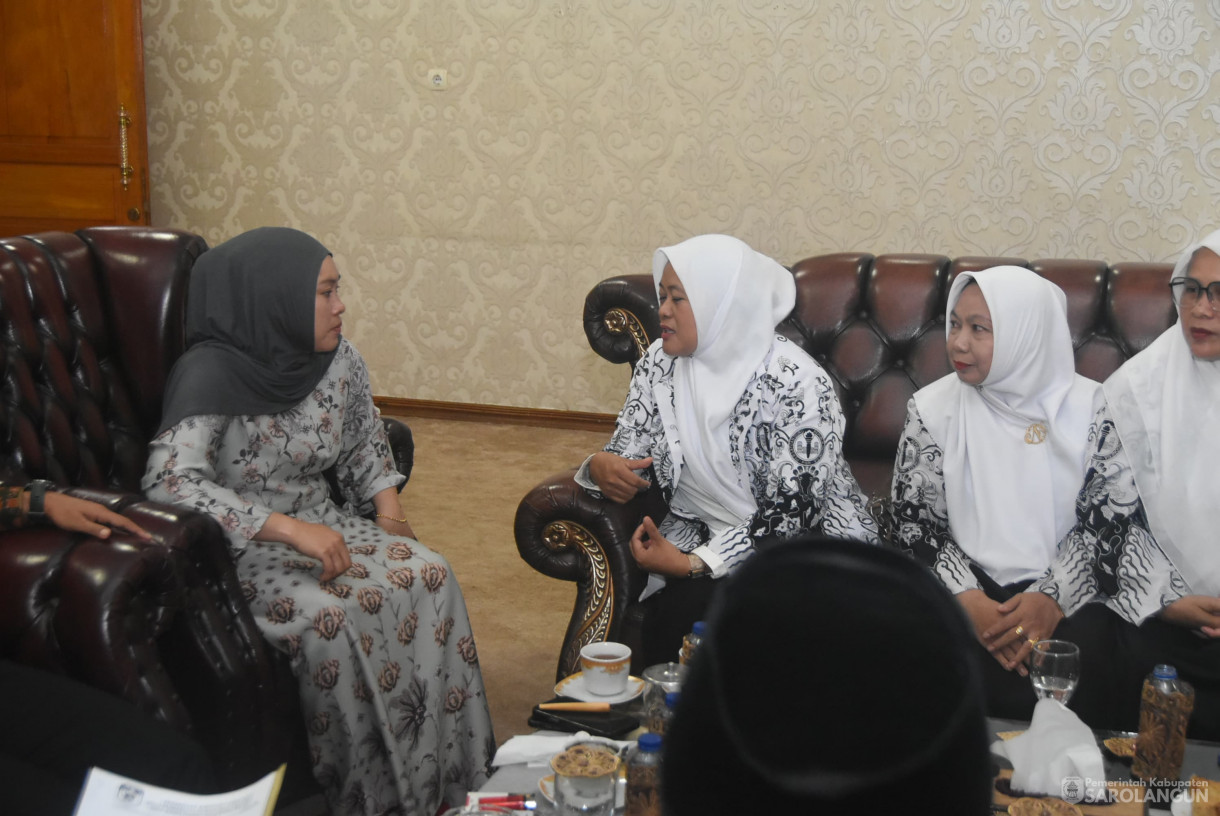 24 Juli 2025- Silaturahmi Dengan Pengurus PGRI&nbsp; di Rumah Dinas Bupati Sarolangun