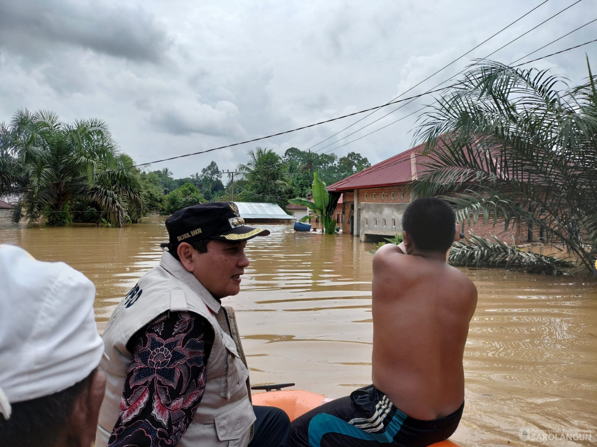 12 Januari 2024 - Meninjau Lokasi Terdampak Banjir Di Desa Teluk Kecimbung Dan Memberikan Bantuan Di Kecamatan Bathin VIII