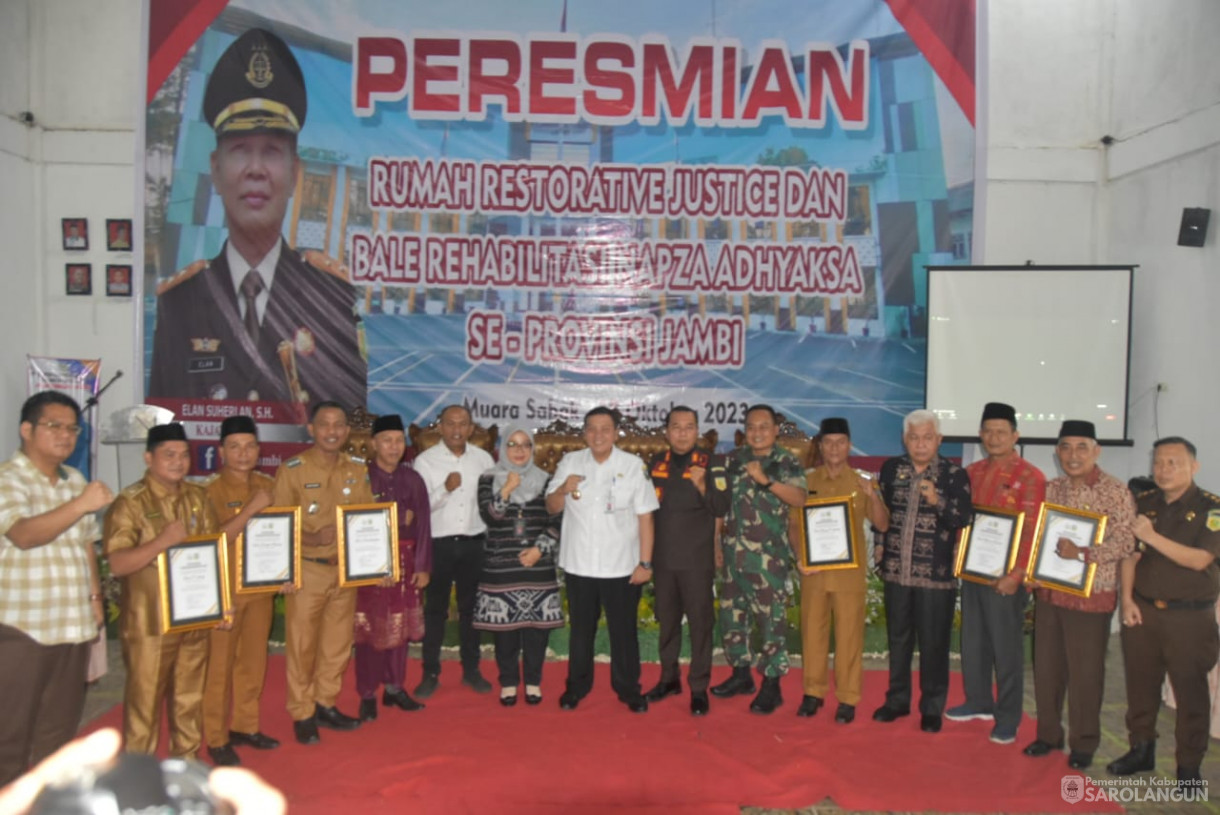 19 Oktober 2023 - Penjabat Bupati Sarolangun Menghadiri Acara Peresmian Rumah Restorative Justice dan BaleRehabilitasi Napza Adhyaksa SeProvinsi Jambi di Balai Desa Sungai Baung