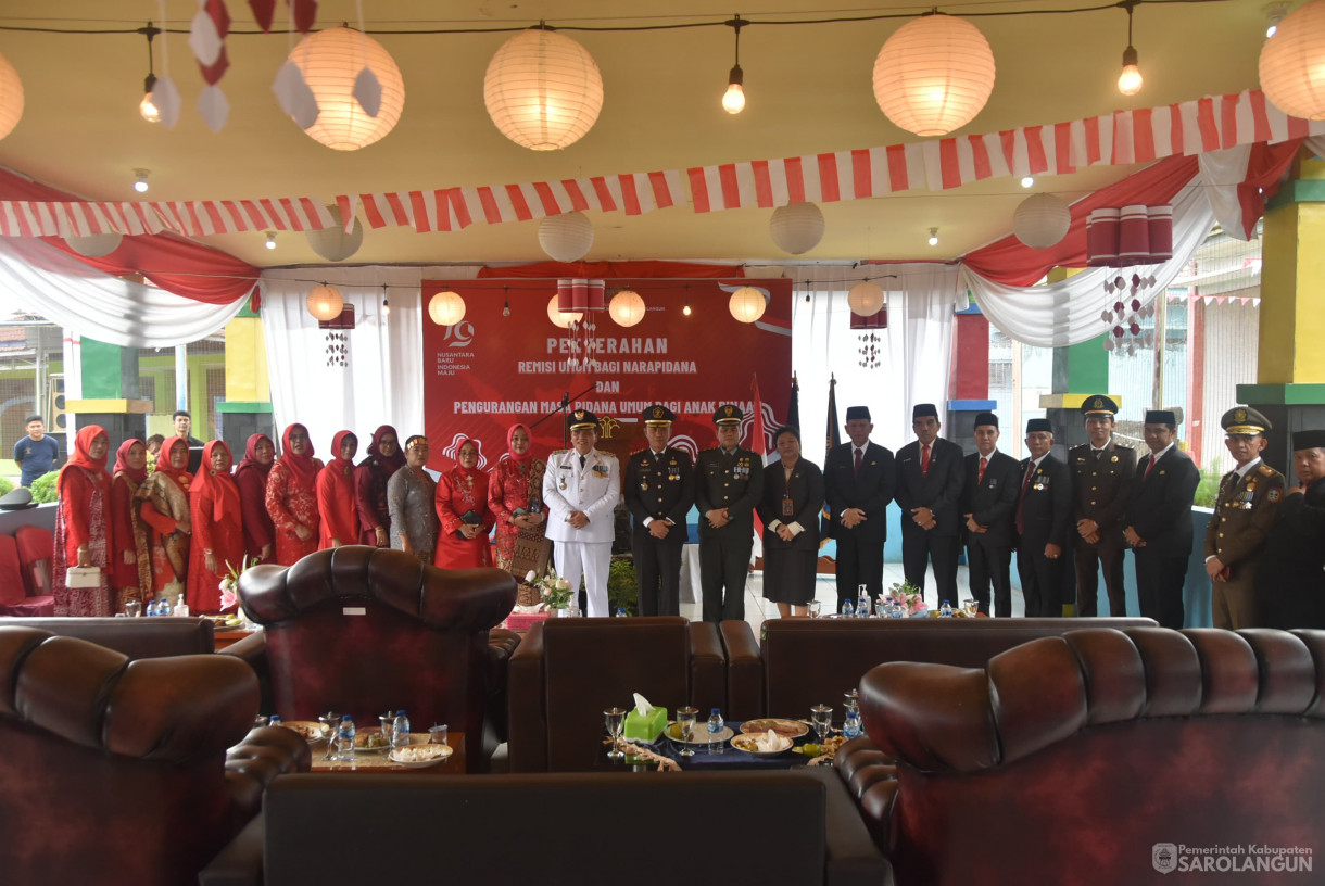 17 Agustus 2024 -&nbsp;Penyerahan Remisi Umum Bagi Narapidana dan Pengurangan Masa Pidana Umum, Bertempat di Lapan Kelas IIB Sarolangun