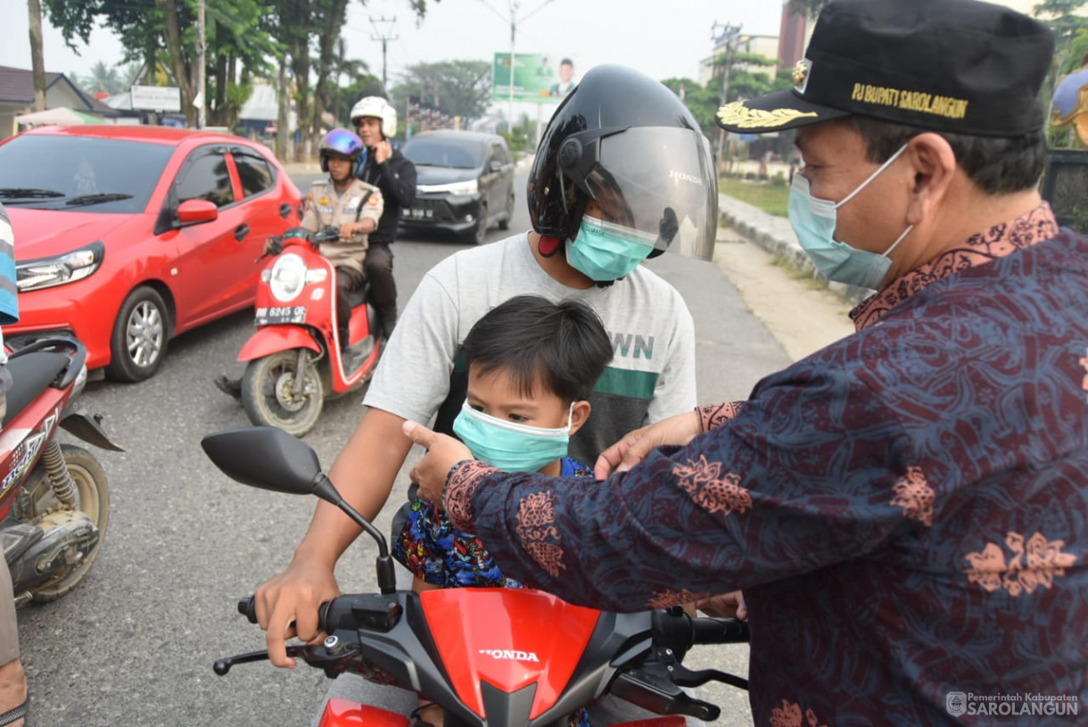 2 Oktober 2023 - Penjabat Bupati Sarolangun Melakukan Pembagian Masker Gratis di Depan Bank Pembangunan Daerah Jambi