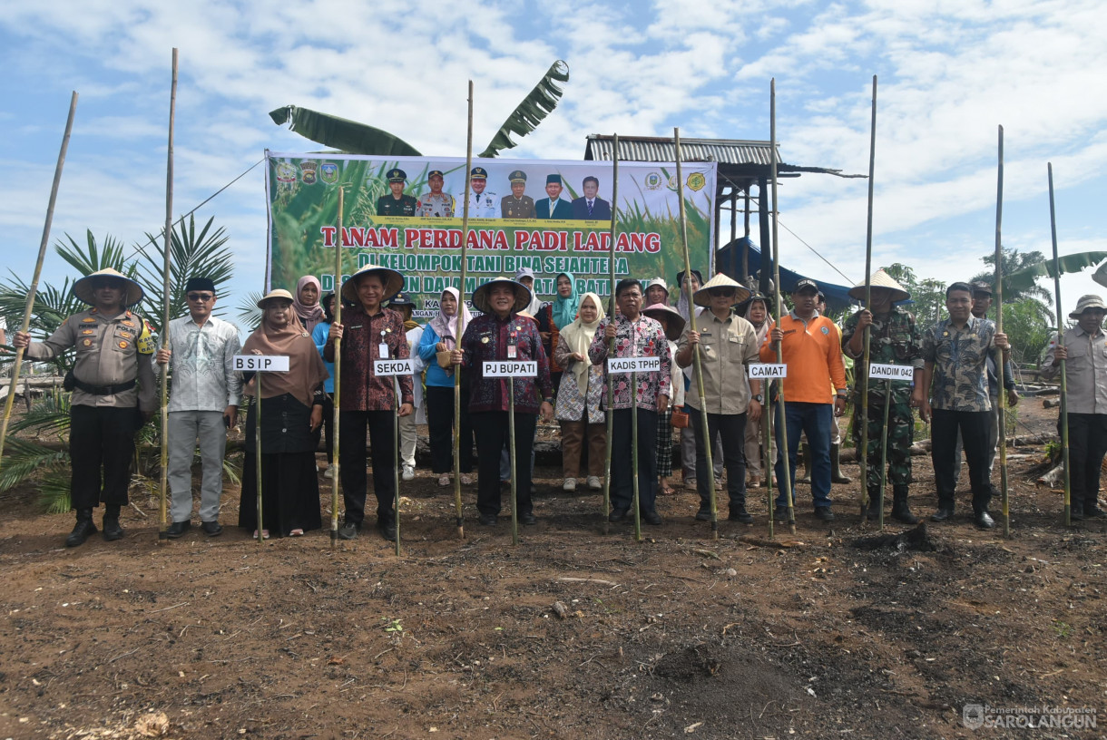 19 September 2024 -&nbsp;Tanam Perdana Padi Ladang di Kelompok Tani Bina Sejahtera yg diliput langsung oleh TV TANI Indonesia secara LIVE Pukul 09.00 WIB, Bertempat di Desa Dusun Dalam Kecamatan Batin VIII