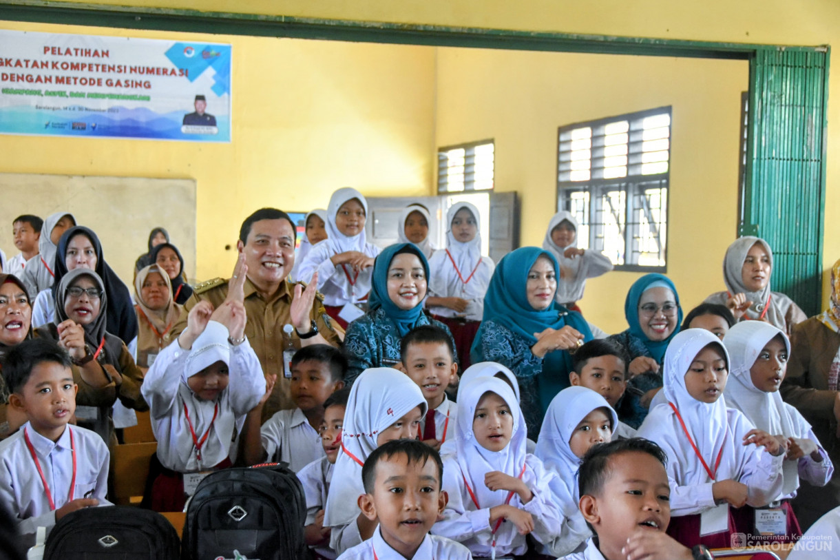 21 Nov 2023 - Penjabat Bupati Sarolangun Menghadiri dan Membuka Secara Resmi Pelatihan Peningkatan Kompetensi Numerasi Dengan Metode GASING Tahun 2023 Bagi Anak Sekolah Dasar dan Guru Pemdamping Se Kec. Sarolangun, diaula SKB SMP 36 Sarolangun