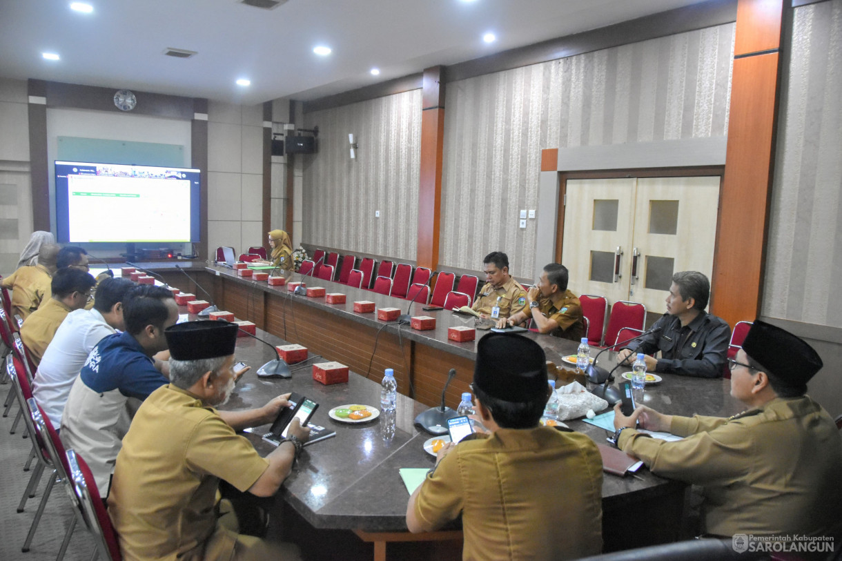 18 Desember 2023 - Rapat TPID Via Zoom Meeting Di Ruang Pola Utama Kantor Bupati Sarolangun