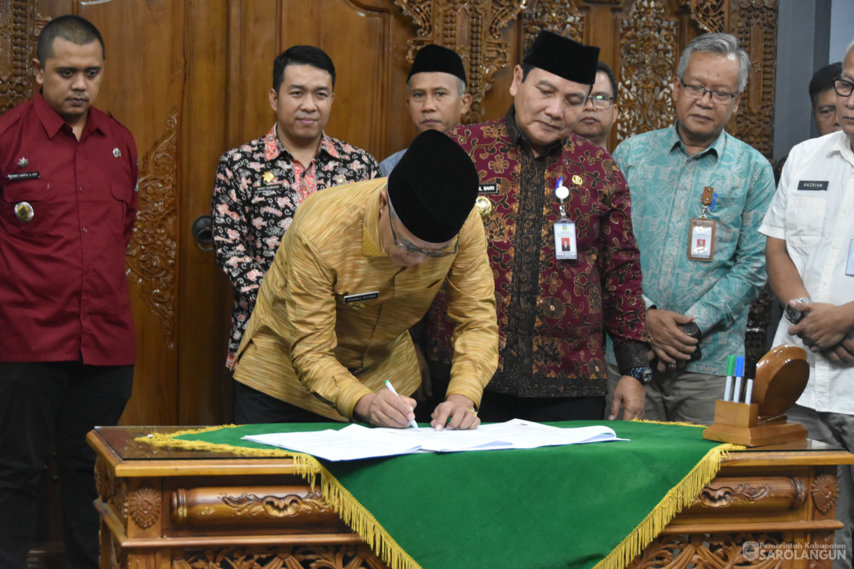 10 November 2023 - Penjabat Bupati Sarolangun Melakukan Penandatanganan Kesepakatan Bersama Antara Pemerintah Kabupaten Rejang Lebong Dengan Pemerintah Kabupaten Sarolangun Di Rumah Dinas Bupati Rejang Lebong