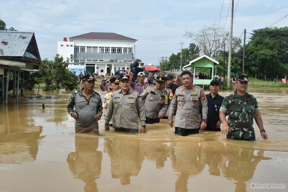 13 Januari 2024 - Meninjau Lokasi Terdampak Banjir Sekaligus Memberikan Bantuan Di Desa Bernai Dalam