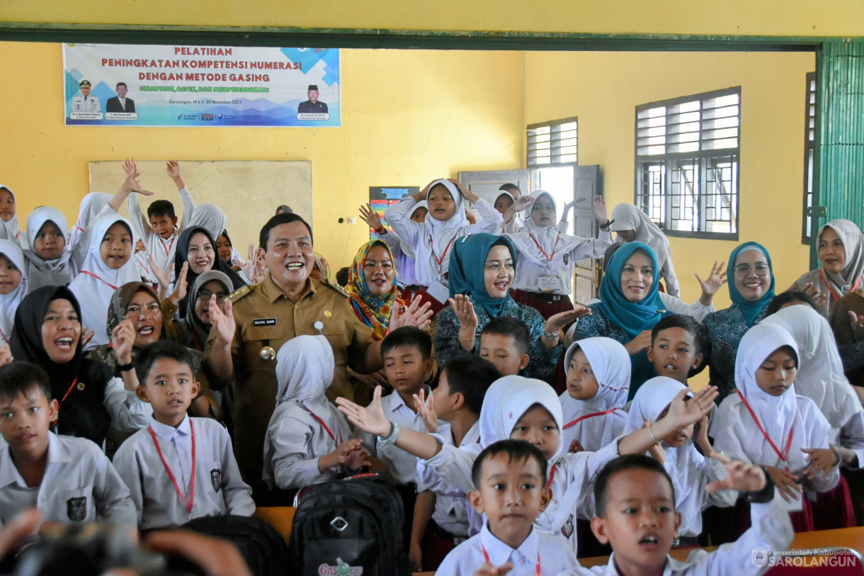 21 Nov 2023 - Penjabat Bupati Sarolangun Menghadiri dan Membuka Secara Resmi Pelatihan Peningkatan Kompetensi Numerasi Dengan Metode GASING Tahun 2023 Bagi Anak Sekolah Dasar dan Guru Pemdamping Se Kec. Sarolangun, diaula SKB SMP 36 Sarolangun