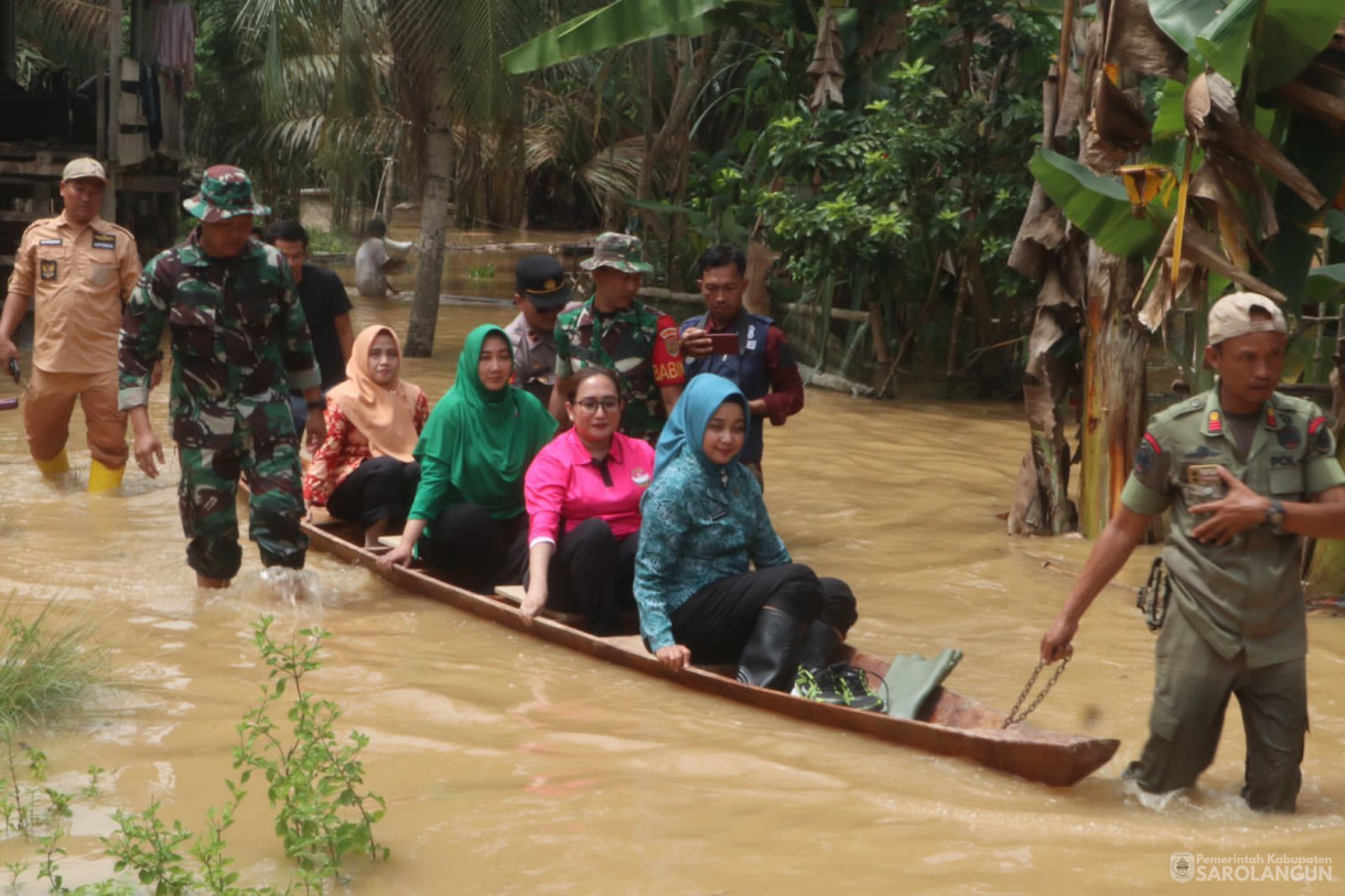 15 Januari 2024 -&nbsp;&nbsp;Ibu Penjabat Bupati Sarolangun selaku Ketua TP PKK dan GOW Kab.Sarolangun Meninjau 5 Kecamatan Korban Banjir di Kab.Sarolangun