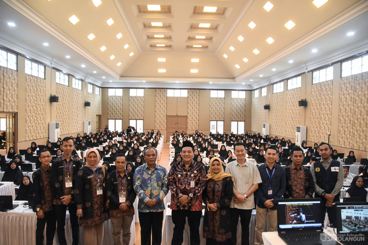 26 November 2023 - Meninjau Sekaligus Memberikan Arahan
Kepada Peserta Tes Pegawai Pemerintah Dengan Perjanjian Kerja Di Gedung Karunia
Global School Jambi