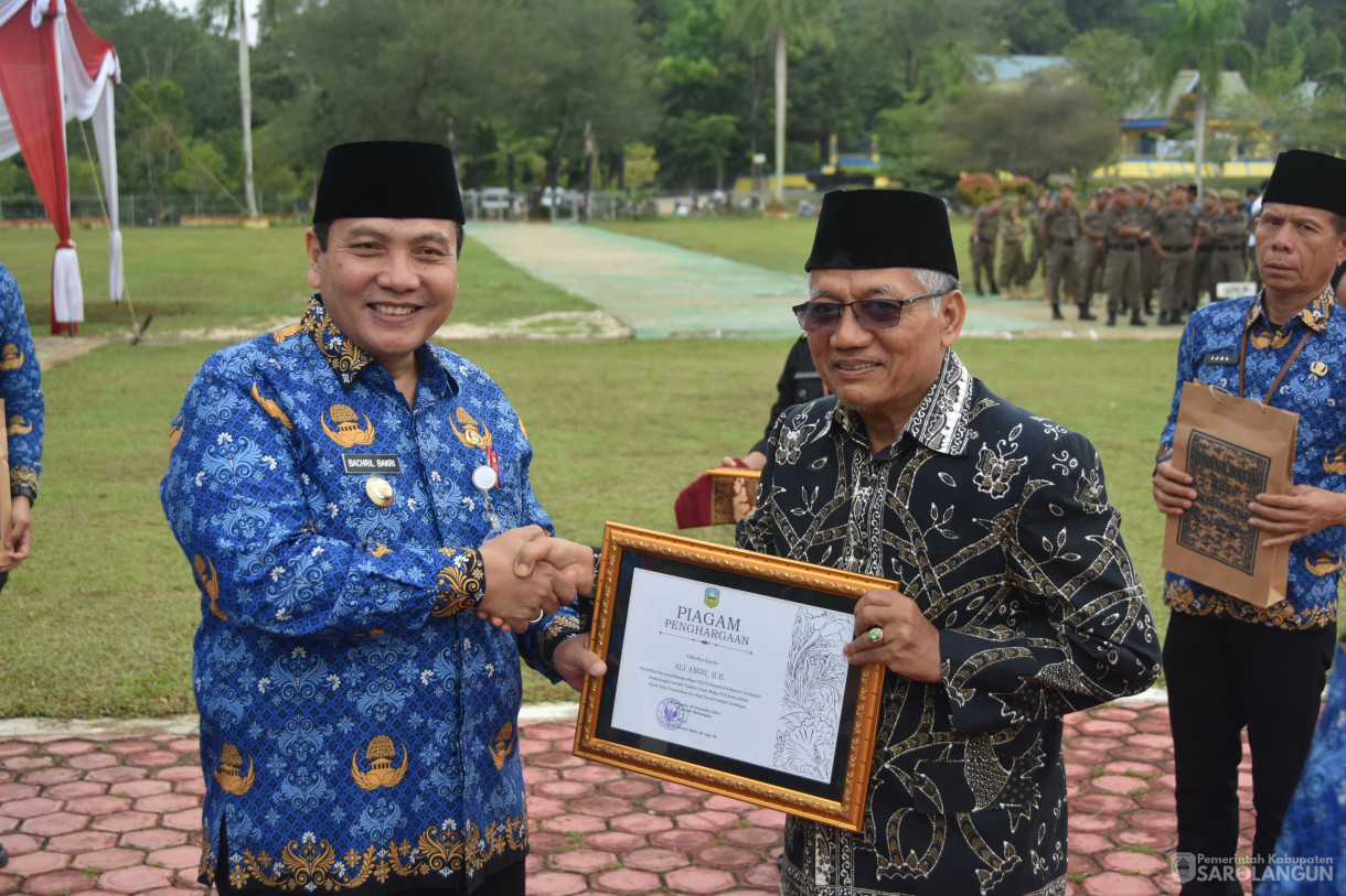 30 November 2023 - Upacara HUT KORPRI Ke 52 Sekaligus Penyerahan Bantuan JKM dan Beasiswa Di Lapangan Gunung Kembang Sarolangun