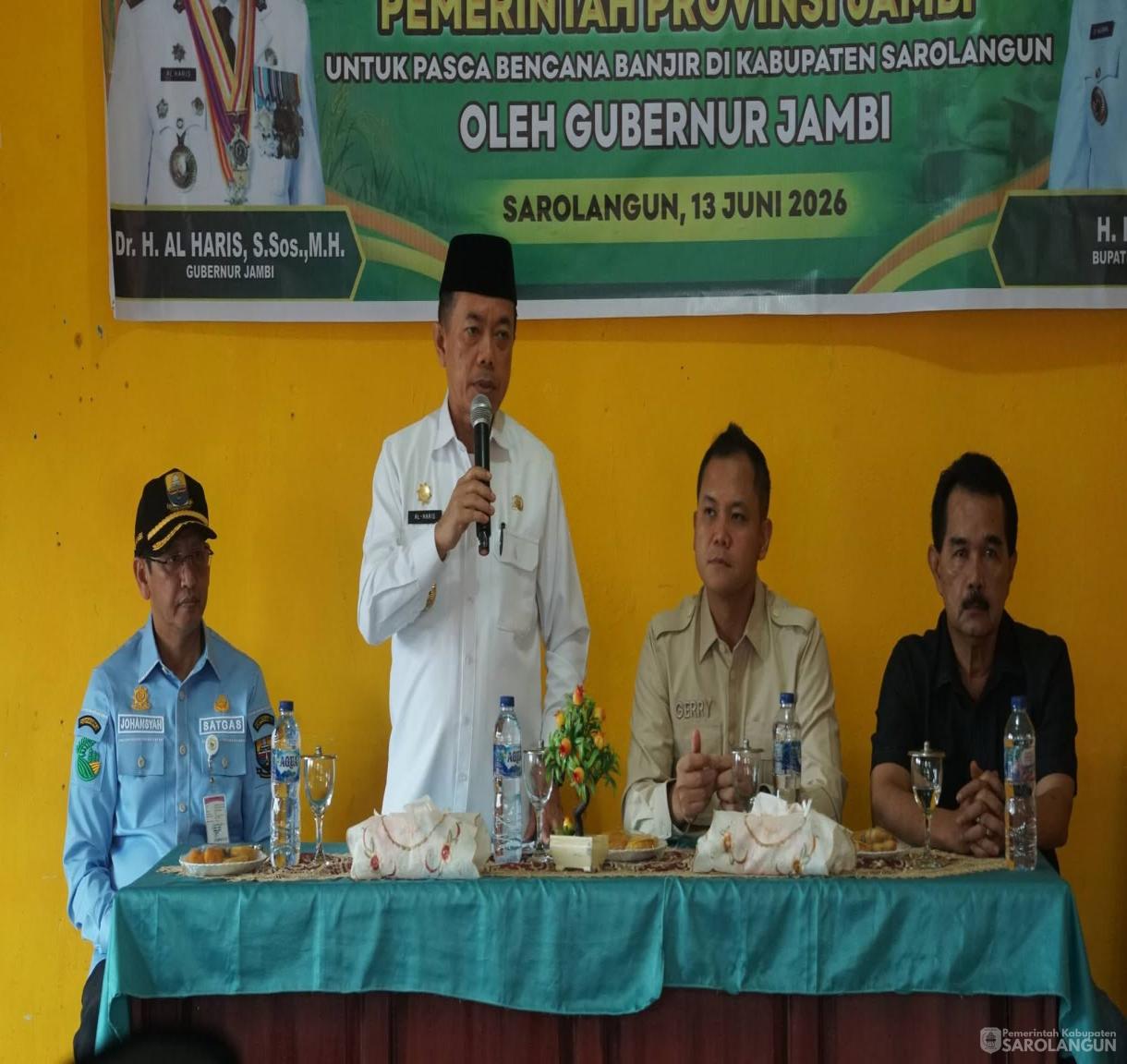 13 Juni 2026 Gubernur Jambi didampingi Wakil Bupati Sarolangun Menyerahkan Bantuan Beras Cadangan Pangan Pascabanjir di Kabupaten Sarolangun