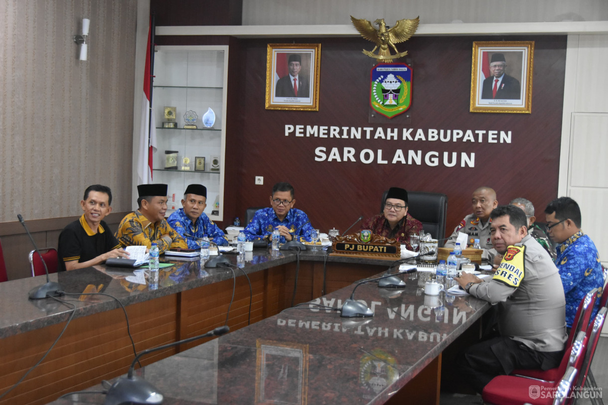 17 November 2023 - Penjabat Bupati Sarolangun Menghadiri Rapat Koordinasi Percepatan Penandatanganan NPHD Kegiatan Pemilihan Kepala Daerah Tahun 2024 Se Provinsi Jambi Via Zoom Meeting di Ruang Pola Utama Kantor Bupati Sarolangun