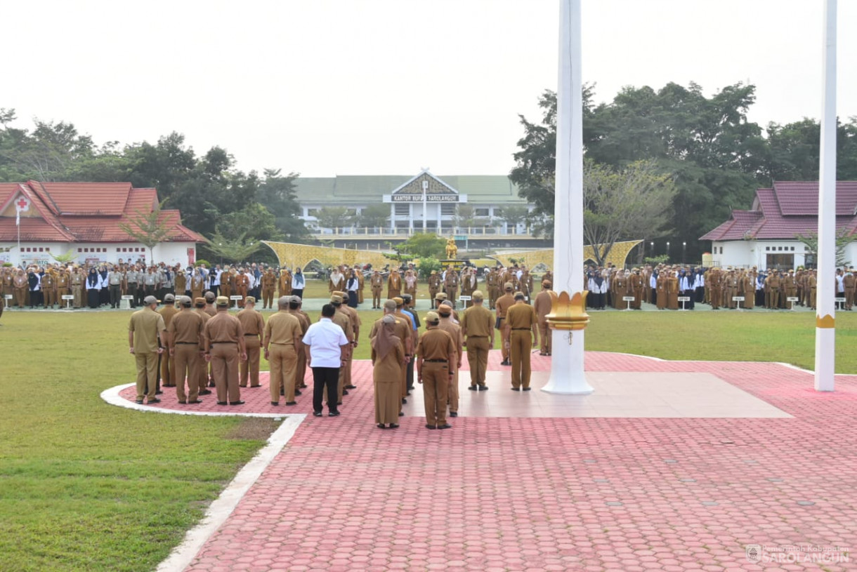 18 September 2023 - Penjabat Bupati Sarolangun Memimpin Apel Gabungan Sekaligus Memberikan Santunan JKM Dan Beasiswa Di Lapangan Gunung Kembang Sarolangun