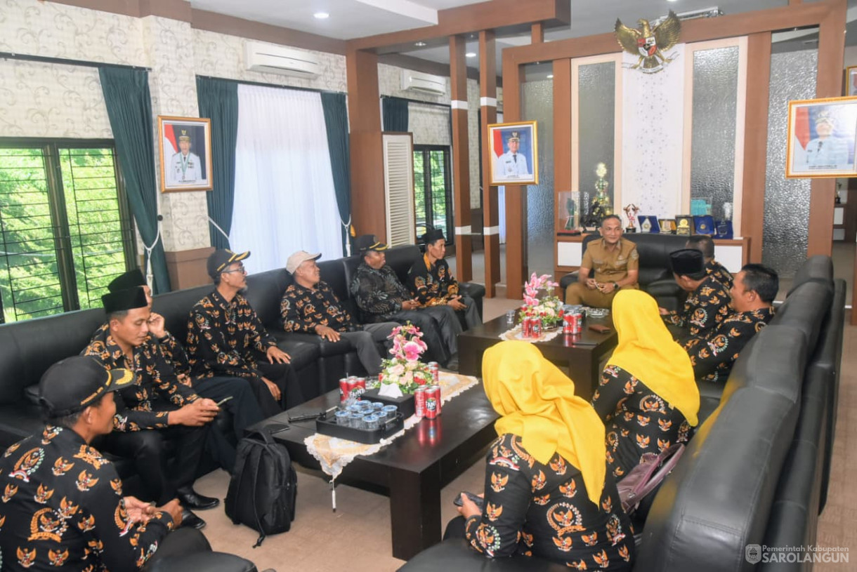 26 Agustus 2025&nbsp; Silaturahmi dengan Pengurus Badan Permusyawaratan Desa Singkut di Ruang Kerja Bupati Sarolangun