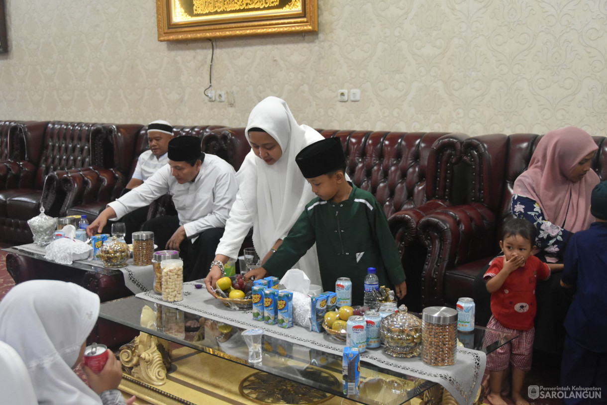 17 Juni 2024 - Makan Siang Bersama Dan Memberikan Santunan Kepada Anak Yatim 20 Orang Di Rumah Dinas Bupati Sarolangun