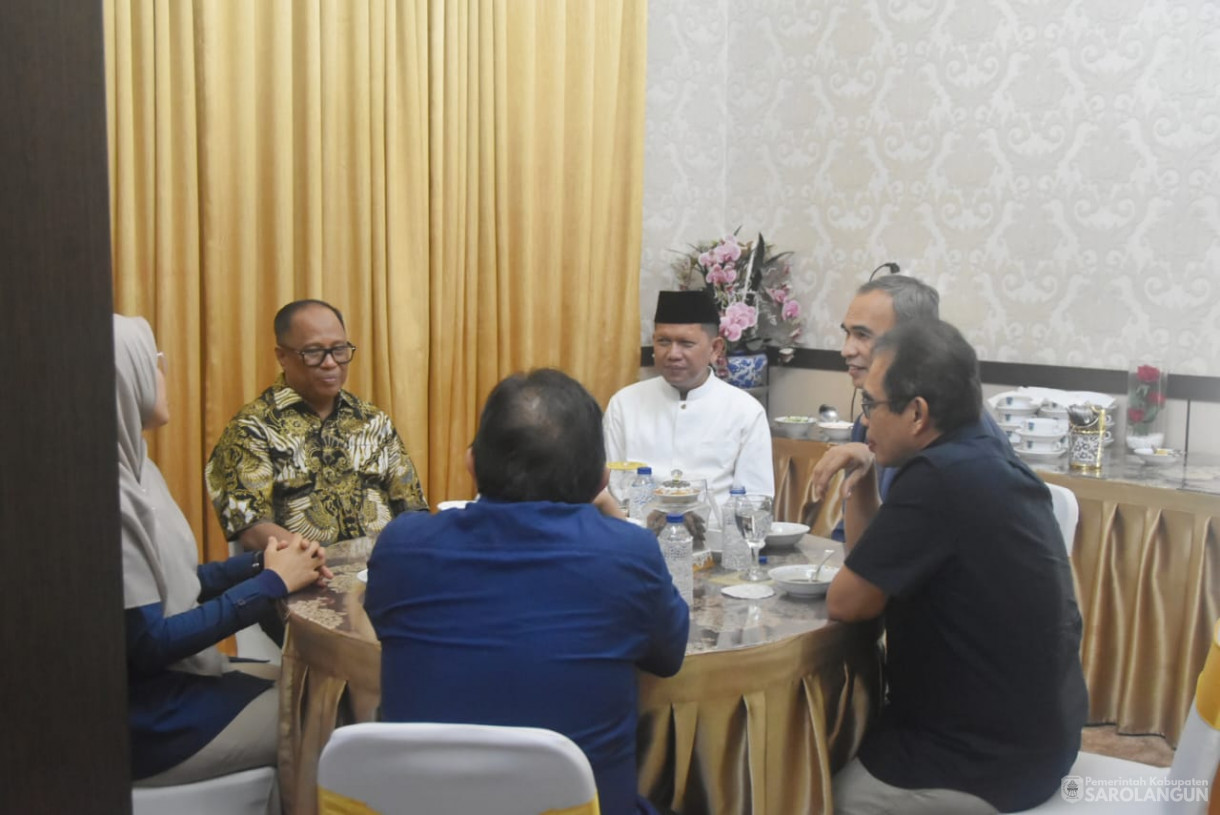 12 Desember 2024 - Silaturahmi Dan Makan Bersama Direktur BPJS Kesehatan di Rumah Dinas Bupati Sarolangun