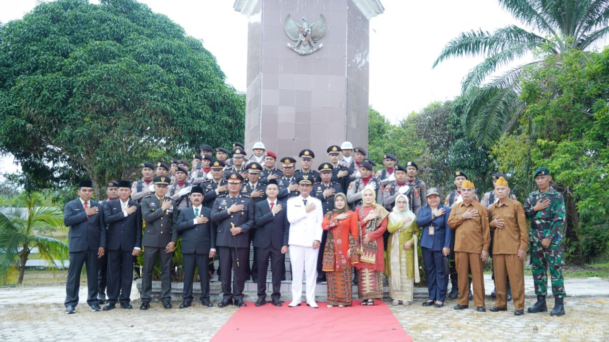 Upacara Peringatan Hari Sumpah Pemuda di Lapangan Gunung Kembang Sarolangun