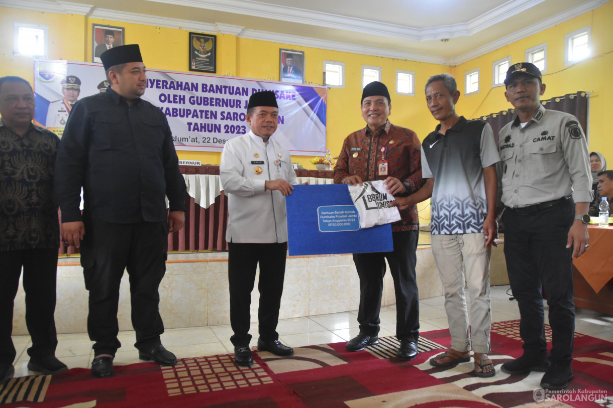 22 Desember 2023 – Penyerahan Bantuan Dumisake Oleh Gubernur Jambi Di Kabupaten Sarolangun Tahun 2023 Di Kantor Camat Sarolangun