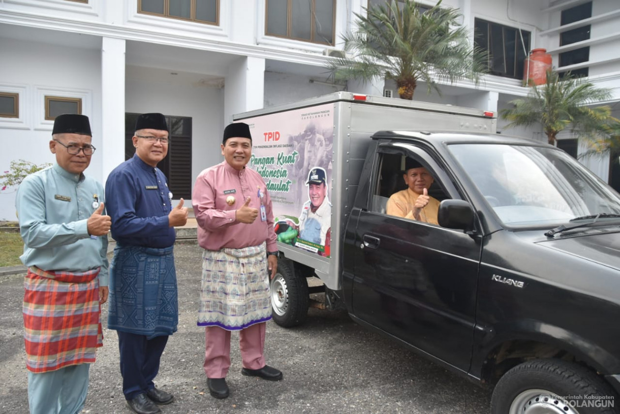 9 Oktober 2023 - Penjabat Bupati Sarolangun Menyerahkan Mobil Operasional TPID Untuk Dinas Ketahanan Pangan di Halaman Kantor Bupati Sarolangun