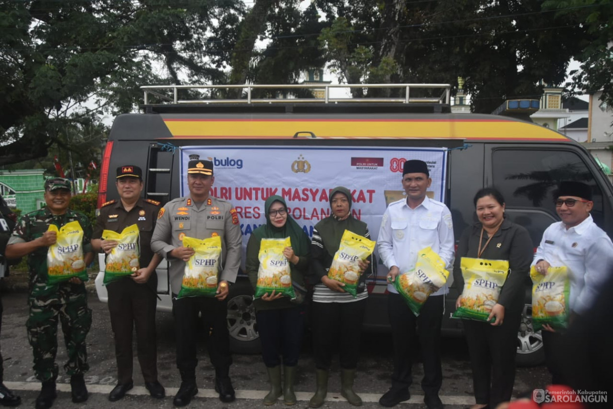 13 Agustus 2025 - Pembagian Bendera Merah Putih Kepada Masyarakat Dalam Rangka HUT RI Ke 80 di Depan Bank Jambi