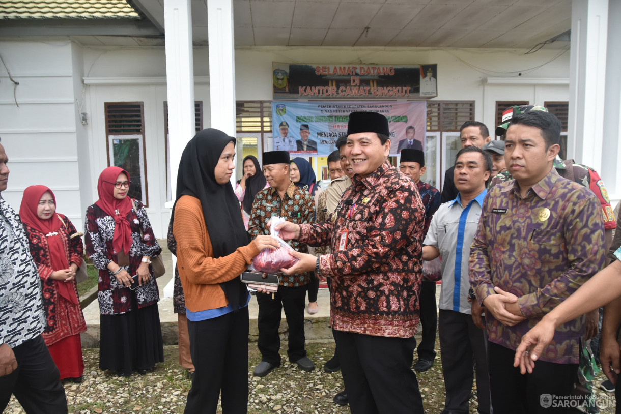 13 Juni 2024 - Gerakan Pasar Murah Daging Kerbau Sapi Ayam Dalam Rangka Menjaga Stabilitas Harga Daging Menyambut Hari Raya Idul Adha Di Kantor Camat Singkut