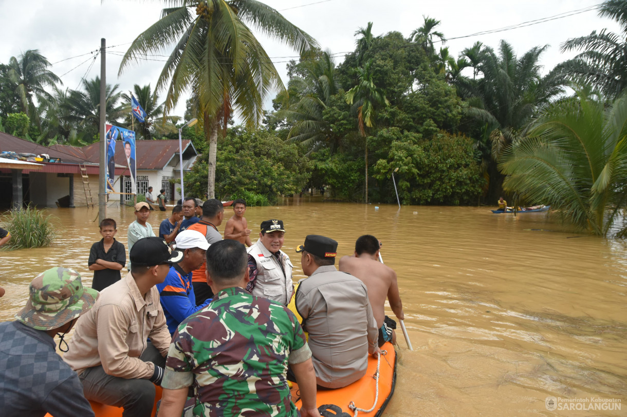 12 Januari 2024 - Meninjau Lokasi Terdampak Banjir Di Desa Teluk Kecimbung Dan Memberikan Bantuan Di Kecamatan Bathin VIII