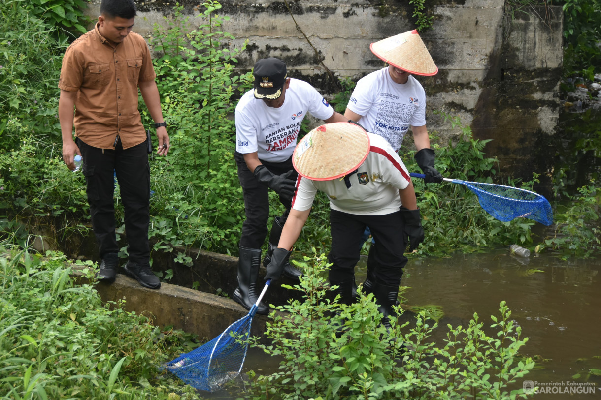 22 Desember 2023 - Pelaksanaan Program BRI Peduli Jaga Sungai Jaga Kehidupan Di Samping Kantor Lurah Pasar Sarolangun