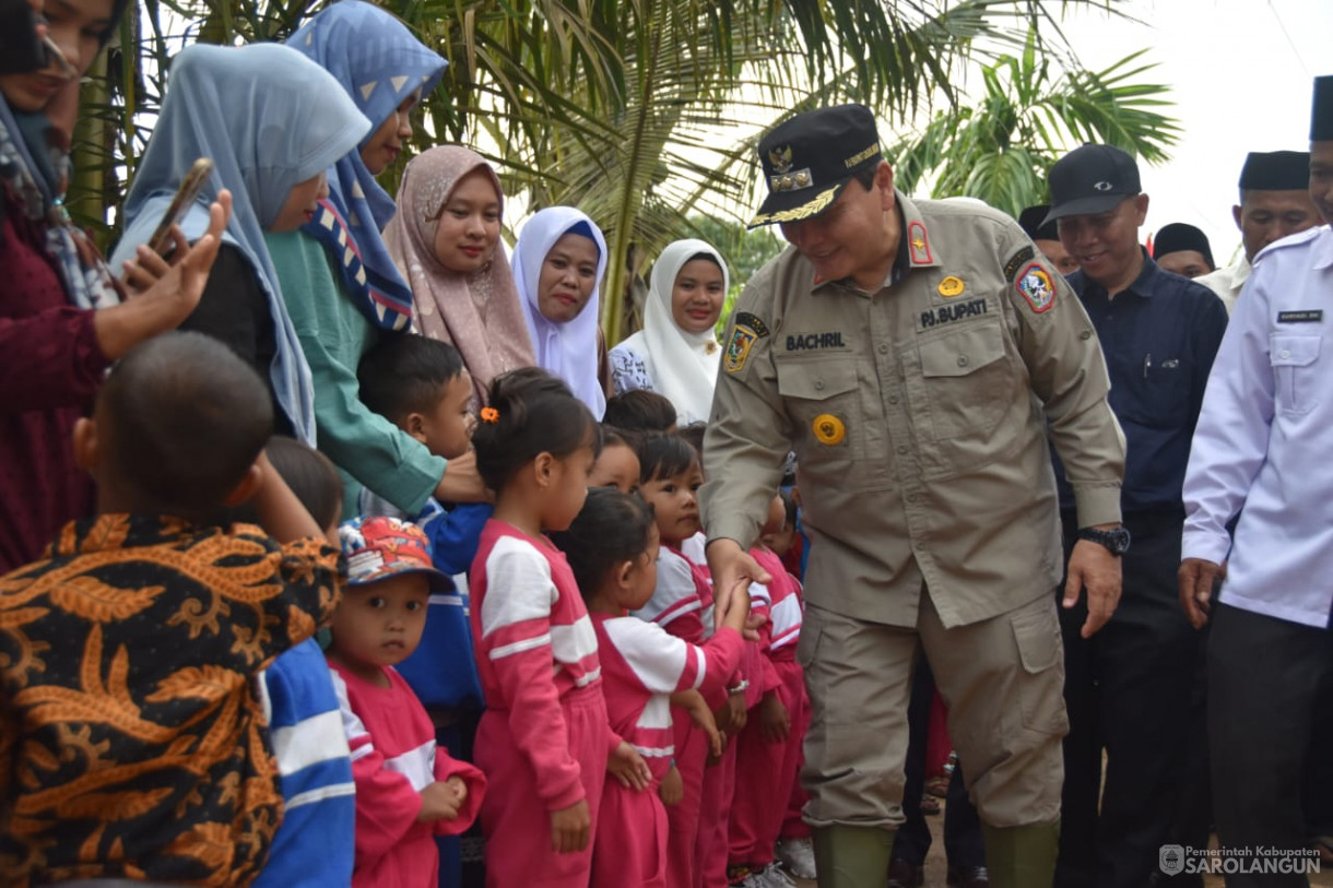 25 November 2023 - Tanam Padi Sawah Di Kelompok Tani Suka Damai Bersama Forkopimda Sarolangun Di Desa Sungai Bemban Kec. Batang Asai