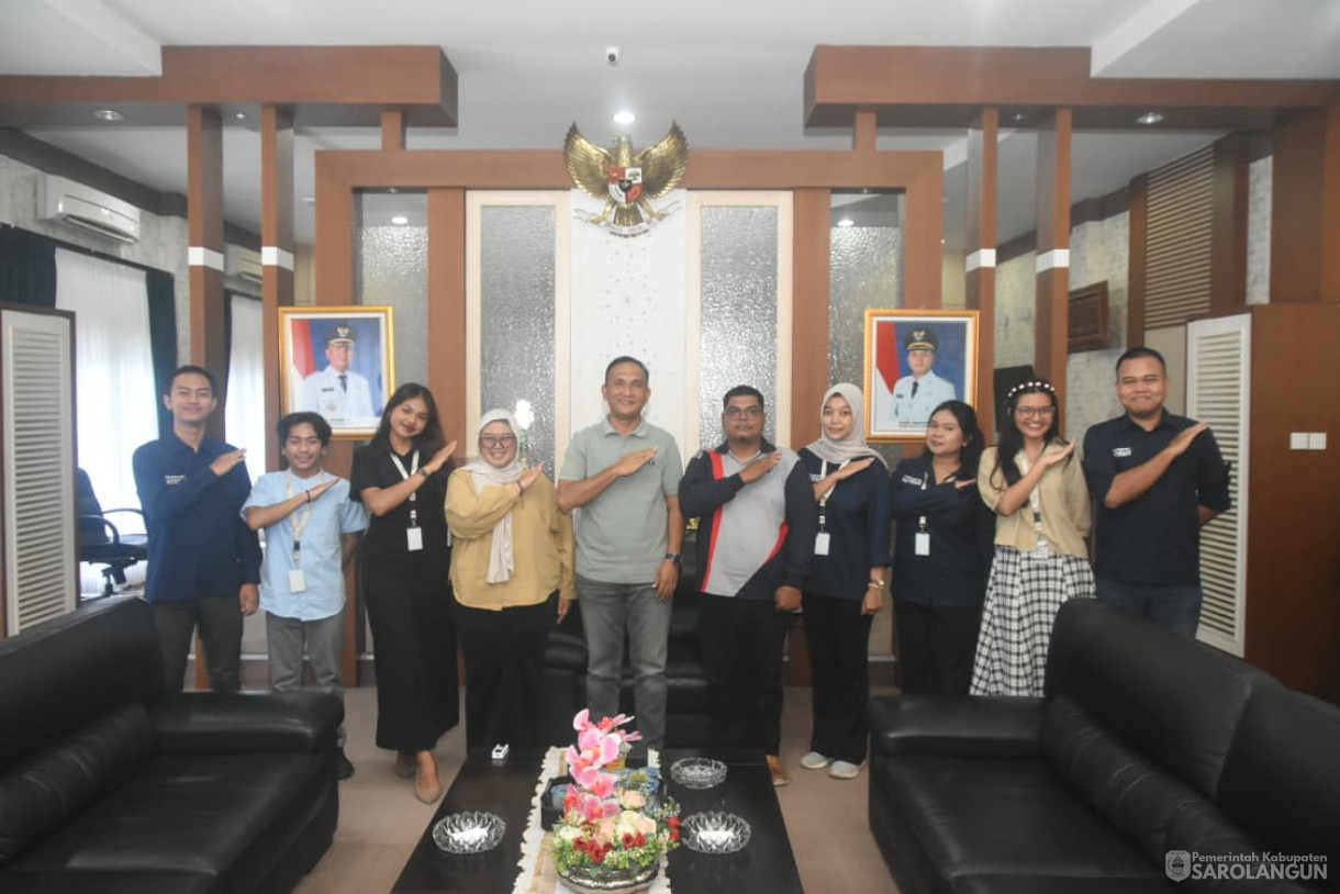 21 November 2025&nbsp; Silaturahmi dengan Mahasiswa Universitas Diponegoro di Ruang Kerja Bupati Sarolangun