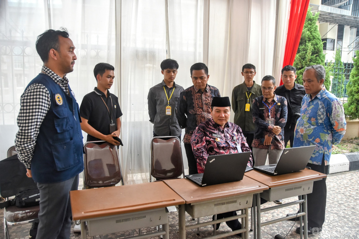 26 November 2023 - Meninjau Sekaligus Memberikan Arahan
Kepada Peserta Tes Pegawai Pemerintah Dengan Perjanjian Kerja Di Gedung Karunia
Global School Jambi