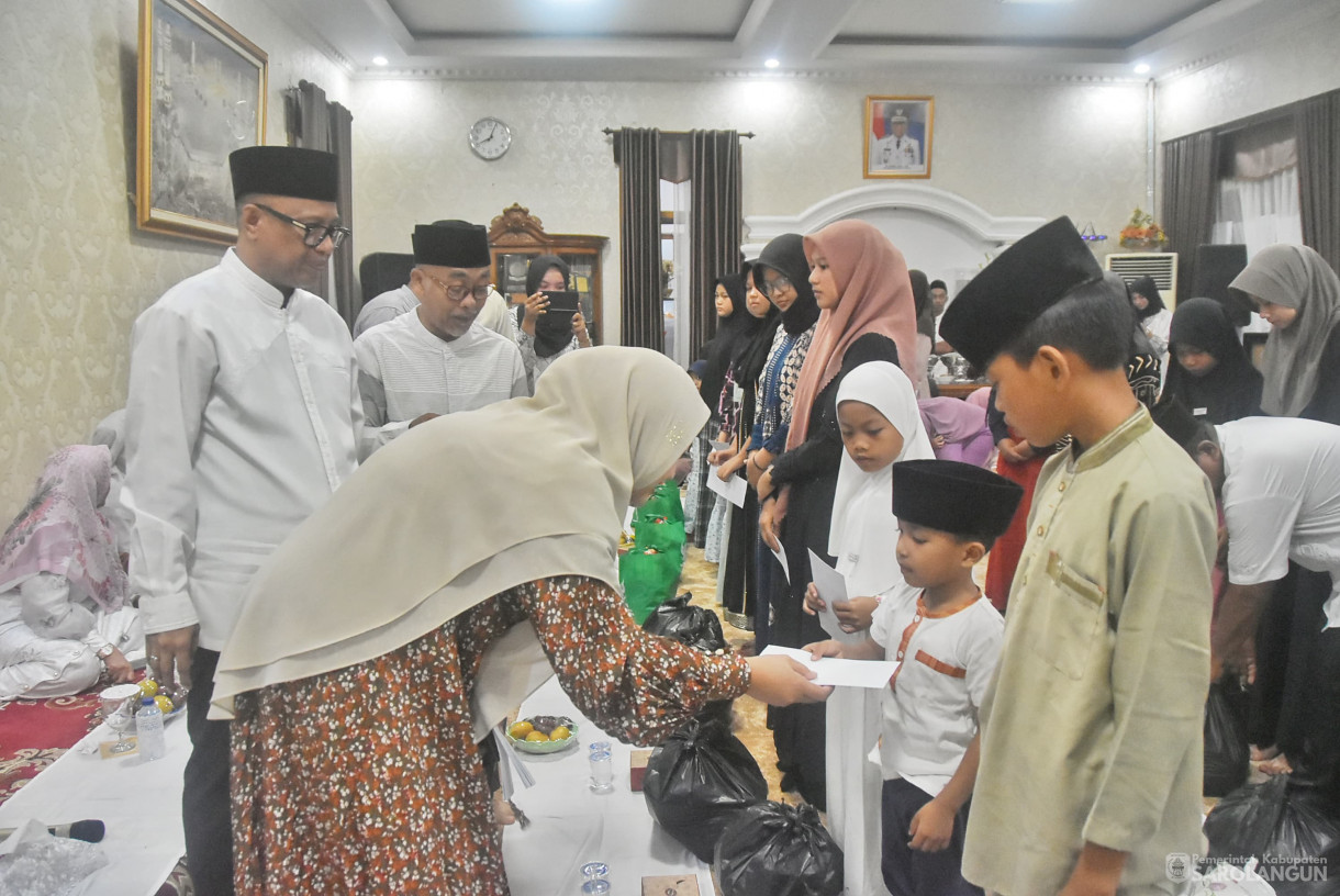 2 Januari 2025 - Yasinan Dan Doa Bersama Serta Santunan Kepada Anak Yatim, Bertempat di Rumah Dinas Bupati Sarolangun