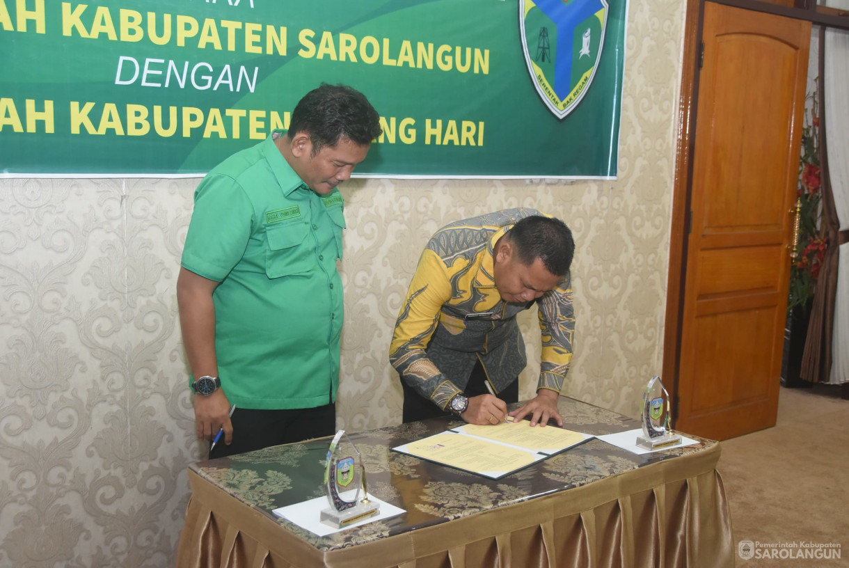 8 Agustu 2025 - Penandatanganan Kerjasama Antara Pemerintah Kabupaten Sarolangun dengan Pemerintah Kabupaten Batanghari di Rumah Dinas Bupati Sarolangun