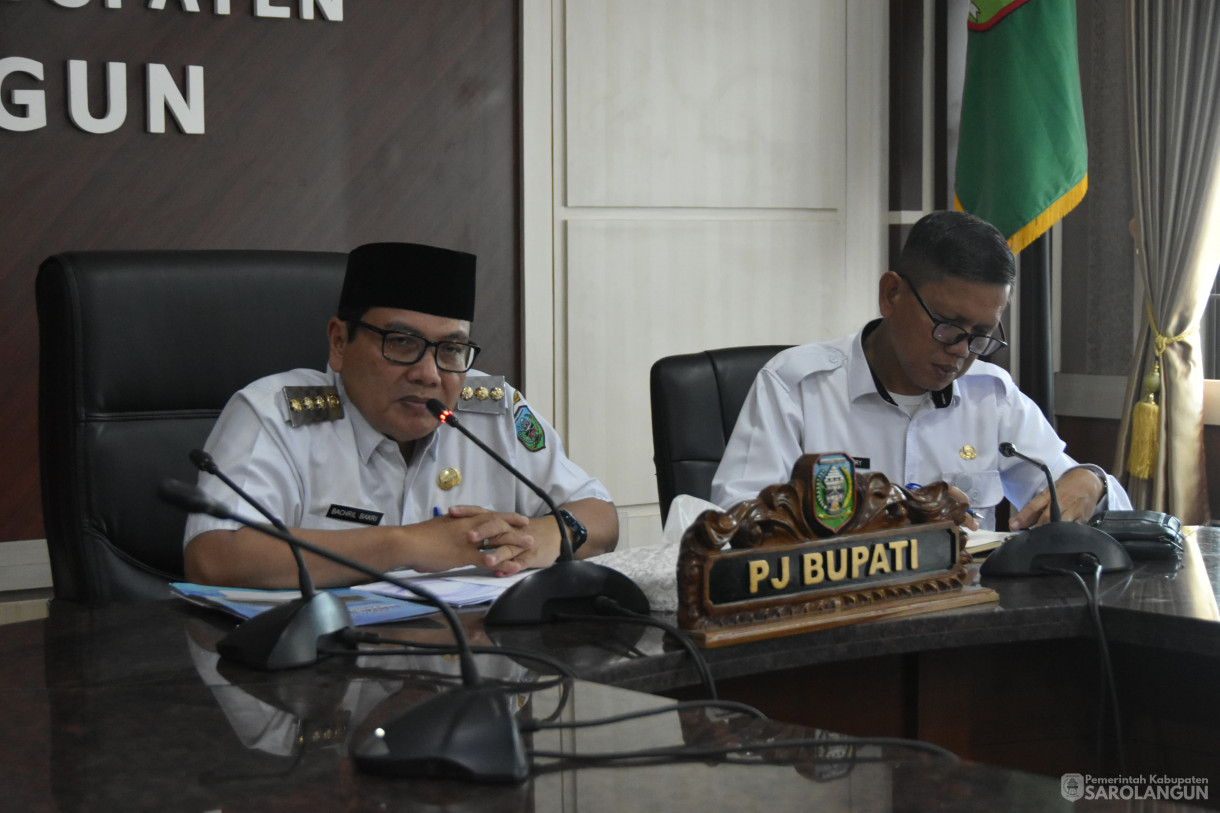 15 November 2023 - Penjabat Bupati Sarolangun Memimpin Rapat Evaluasi Laporan Kinerja Perumda Tirta Sako Batuah Kabupaten Sarolangun di Ruang Pola Utama Kantor Bupati Sarolangun