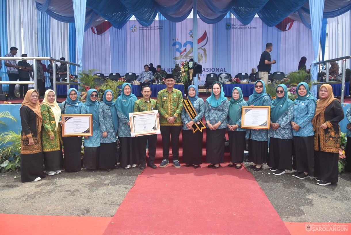 31 Juli 2025 - Peringatan Puncak Hari Keluarga Nasional Ke 32 Tingkat Provinsi Jambi Sekaligus Pengukuhan AyahBunda Genre Provinsi dan Kabupaten Kota di Halaman Kantor Bupati Kerinci