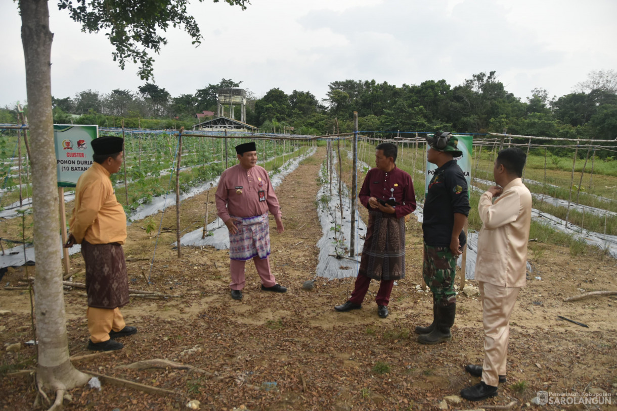 03 Juli 2024 -&nbsp;Meninjau Tanaman, Bertempat di Lahan Kompi Senapan A Yonif 142 KJ