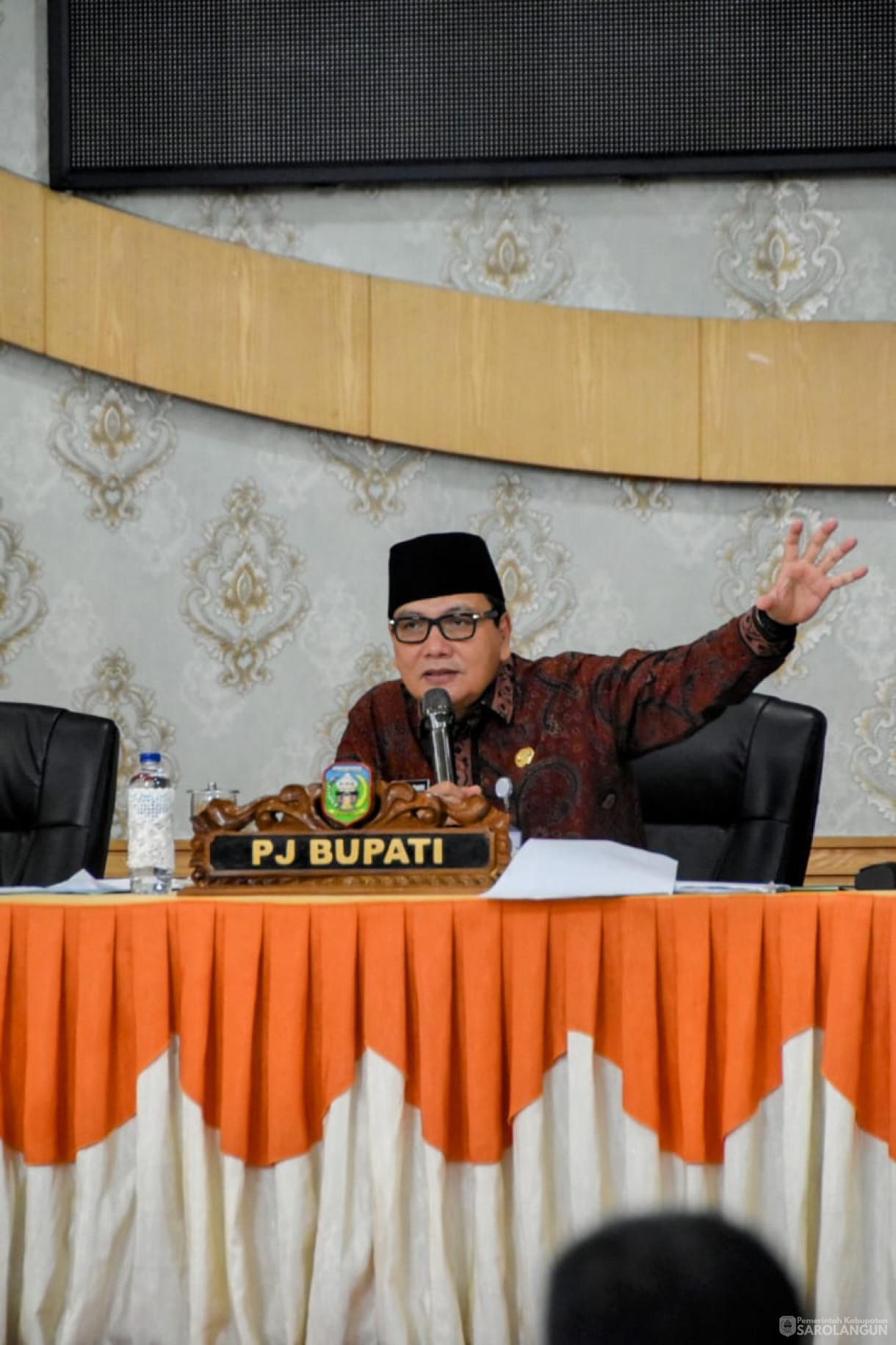 18 Agustus 2023 - Penjabat Bupati Sarolangun Dr. Ir. Bachril Bakri, M.App, Sc Memimpin Rapat Persiapan MTQ di Ruang Aula Utama Kantor Bupati Sarolangun