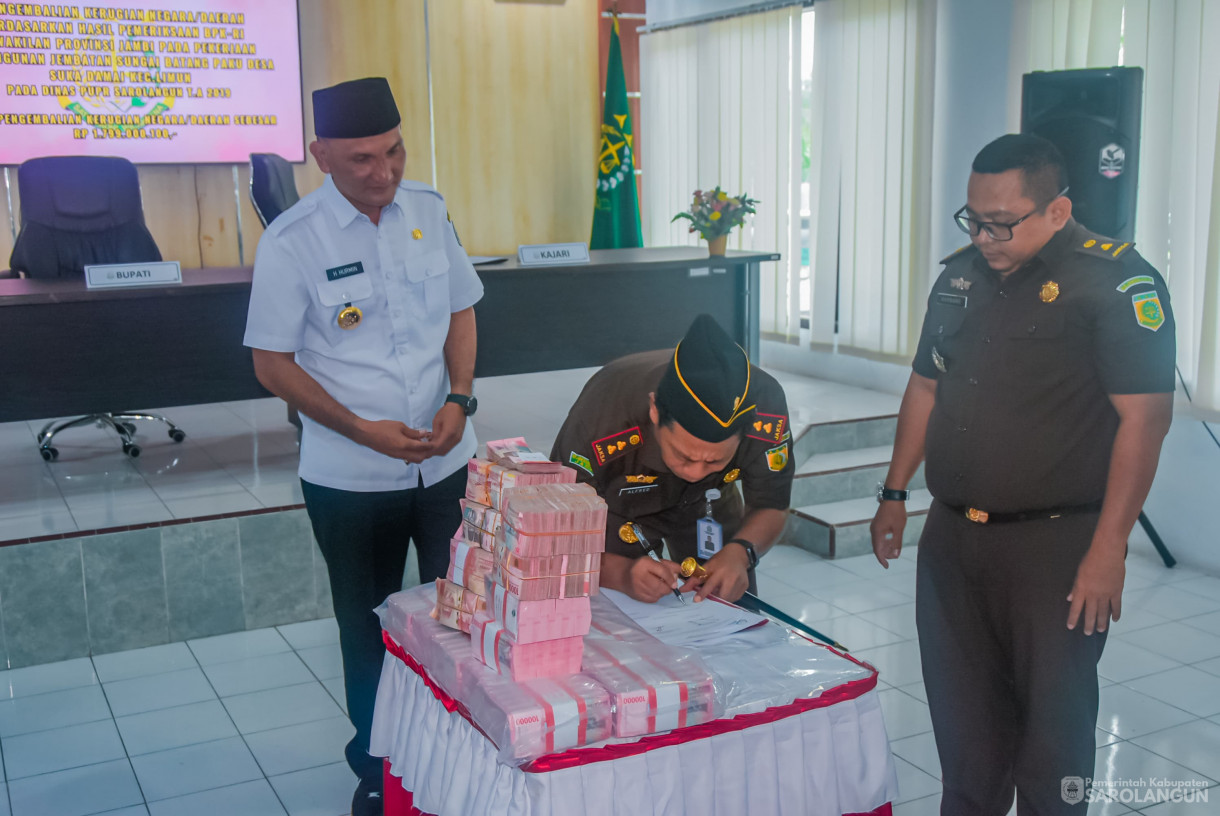 26 Maret 2025 - Penandatanganan Nota Kesepakatan dan Perjanjian Kerjasama Kepala Kejaksaan Negeri Sarolangun Dengan Bupati Sarolangun Dalam Rangka Sinergitas Pelaksanaan Tugas Dan Fungsi Pengawalan, Pengawasan dan Pemanfaatan Dana Desa di Aula Kejaksaa