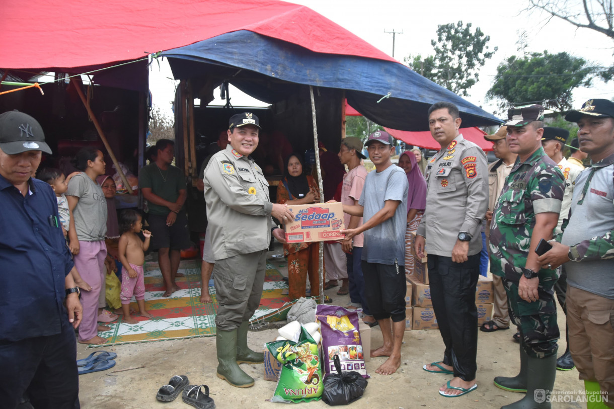 13 Januari 2024 - Meninjau Lokasi Terdampak Banjir Sekaligus
Memberikan Bantuan Di Desa Bernai Dalam