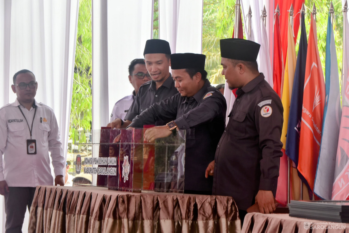 23 September 2024 -&nbsp;Rapat Pleno Terbuka Pengundian Dan Penetapan Nomor Urut Pasangan Calon Bupati Dan Wakil Bupati Sarolangun Dalam Pilkada Serentak Tahun 2024, Bertempat di Kantor KPU Sarolangun