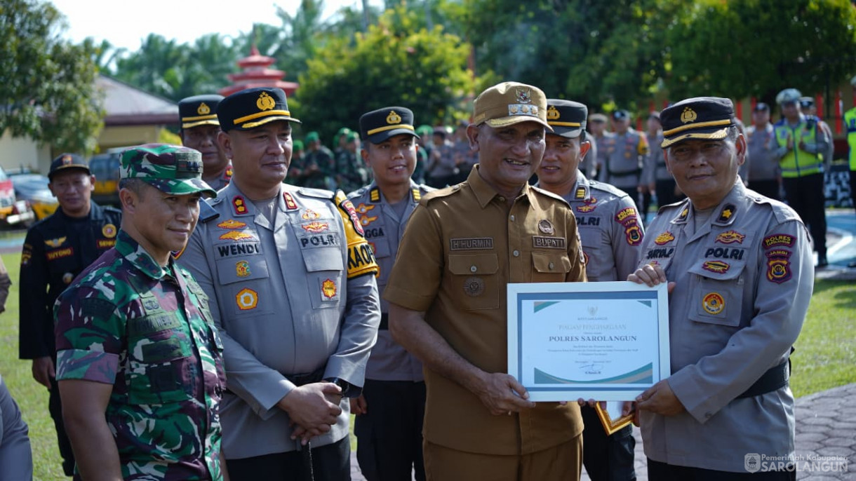 Apel Gelar Pasukan Dalam Rangka Operasi Lilin Tahun 2025 Sekaligus Memberikan Penghargaan dari Bapak Bupati Kepada 4 Pejabat Polres Sarolangun