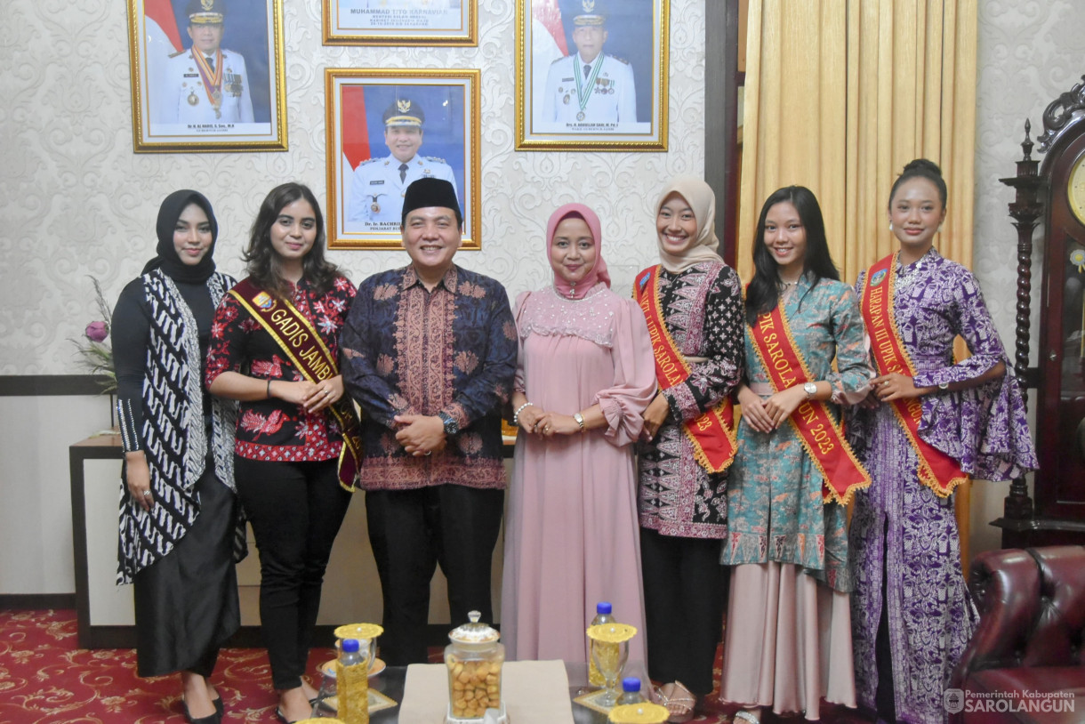 1 Juni 2024 -&nbsp;Makan Malam Bersama Finalis Bujang Gadis Kota Jambi Asal Sarolangun di Rumah Dinas Bupati Sarolangun