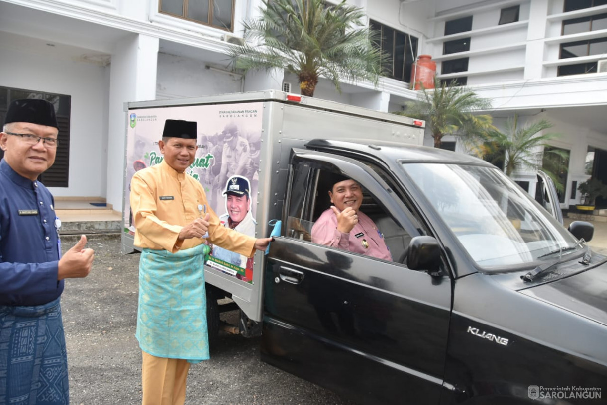 9 Oktober 2023 - Penjabat Bupati Sarolangun Menyerahkan Mobil Operasional TPID Untuk Dinas Ketahanan Pangan di Halaman Kantor Bupati Sarolangun