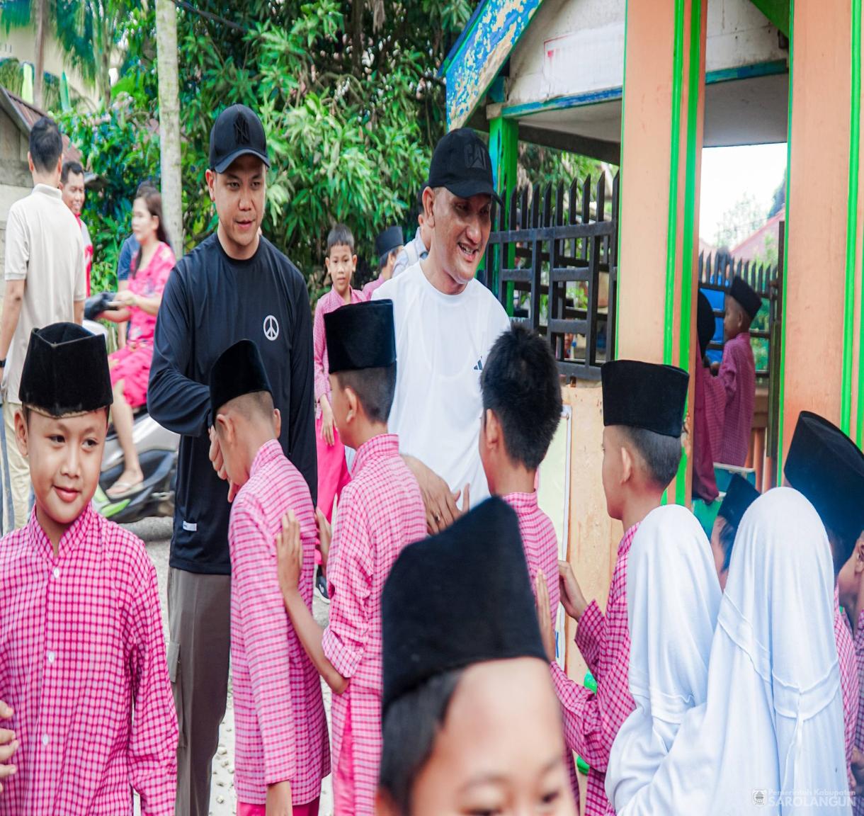 5 Juni 2026 Bupati Sarolangun, Wakil Bupati Sarolangun, Sekretaris Daerah Kabupaten Sarolangun Melaksanakan Gotong Royong Berbakti Maju dari Masjid Jami Attaufiq, Kantor Lurah Gunung Kembang
